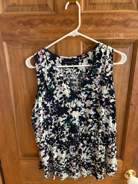 Banana Republic Cream Floral-Print Sleeveless V-Neck Top. Size medium.